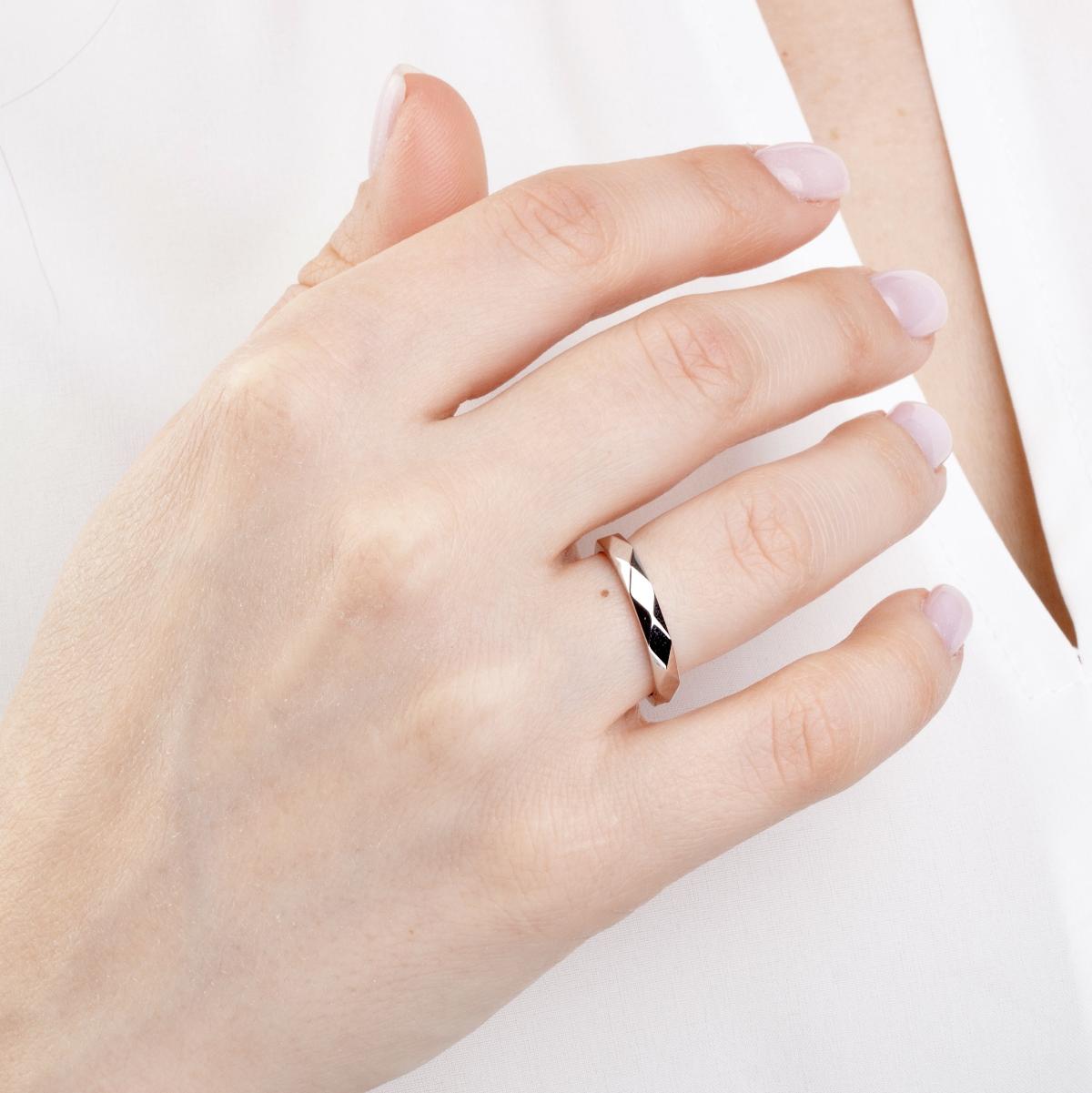 картинка Обручка із білого золота з гранями, 10444661