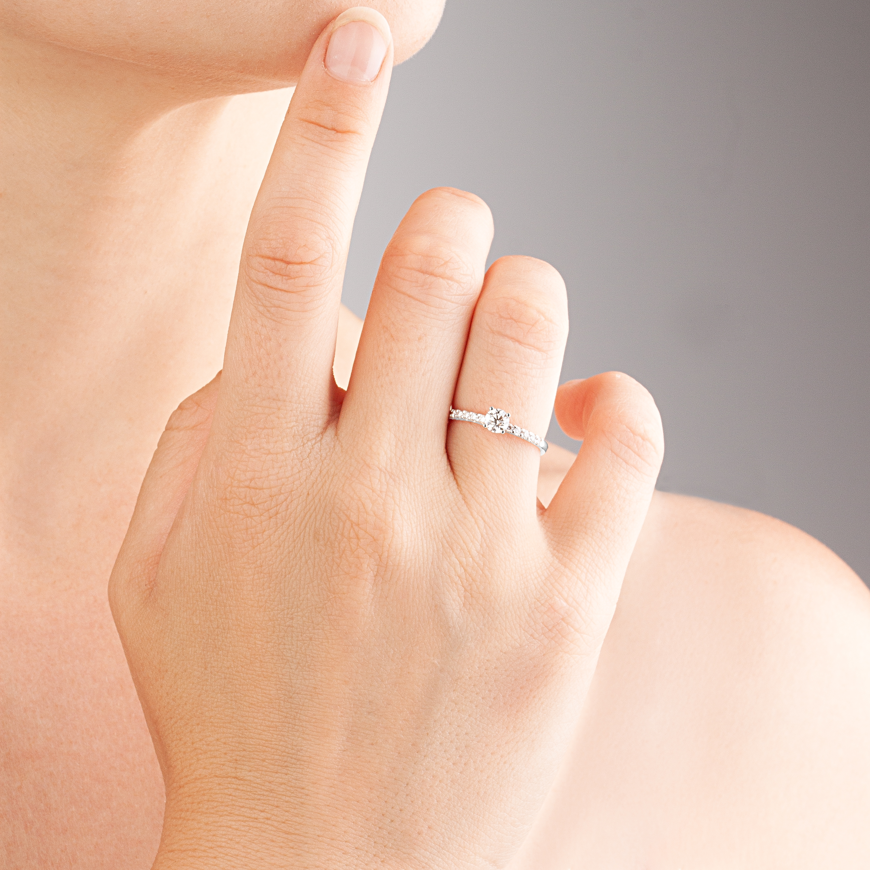 картинка Каблучка з діамантами із білого золота, 10527535