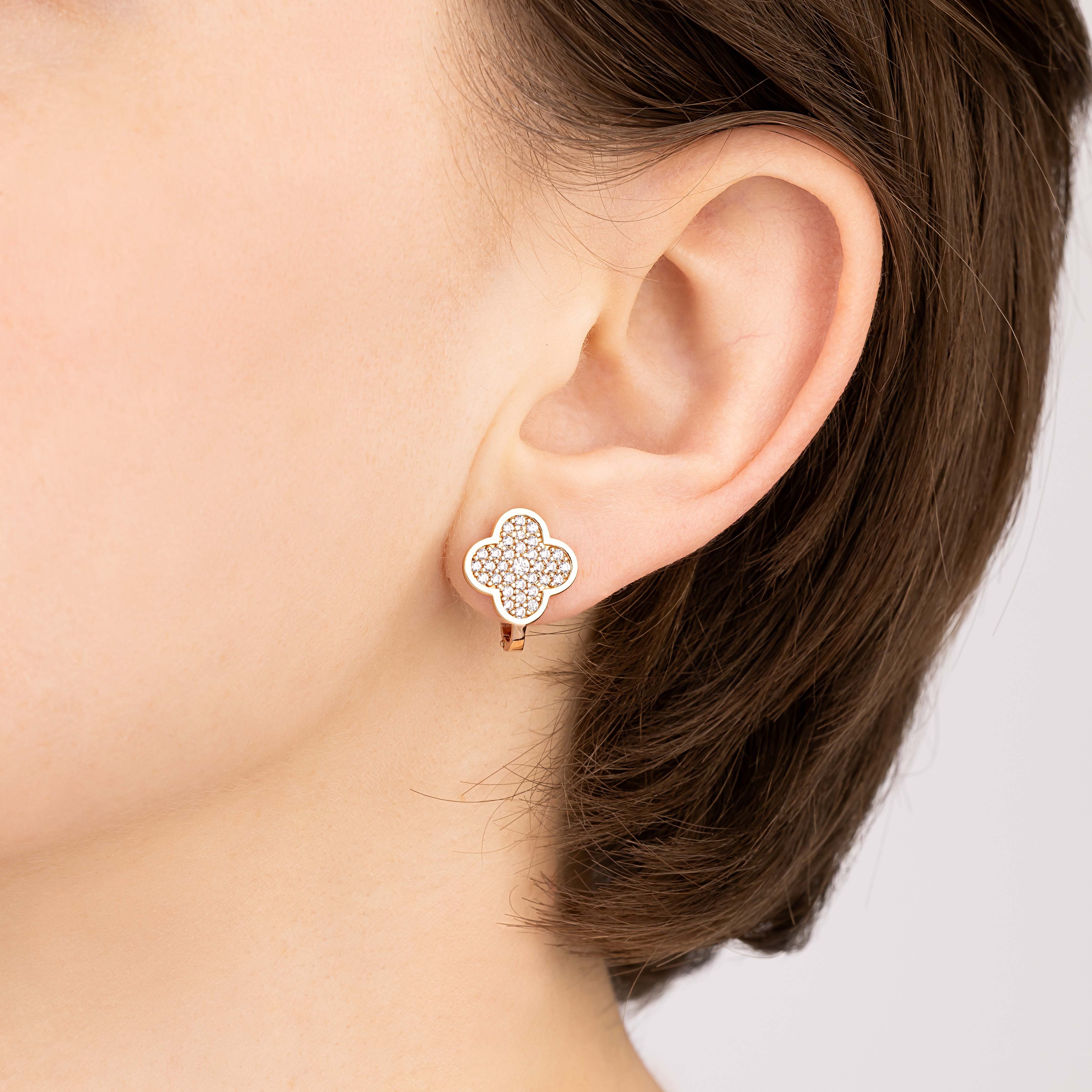 Золотые серьги в форме клевера с фианитами