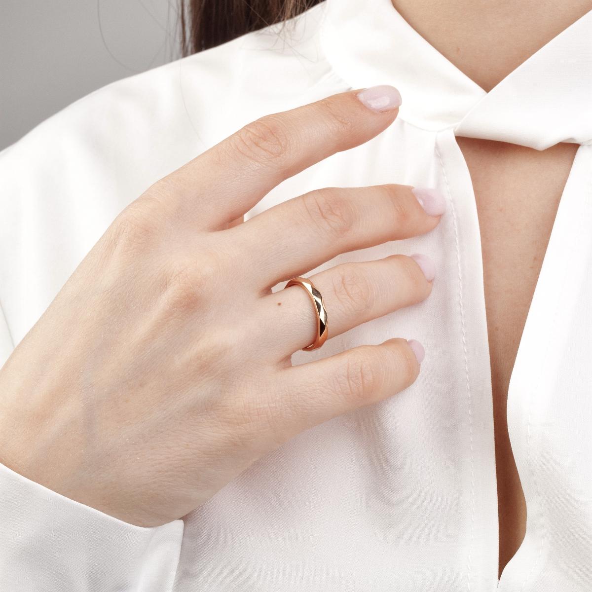 картинка Обручальное кольцо из краснго золота с гранями, 10444683