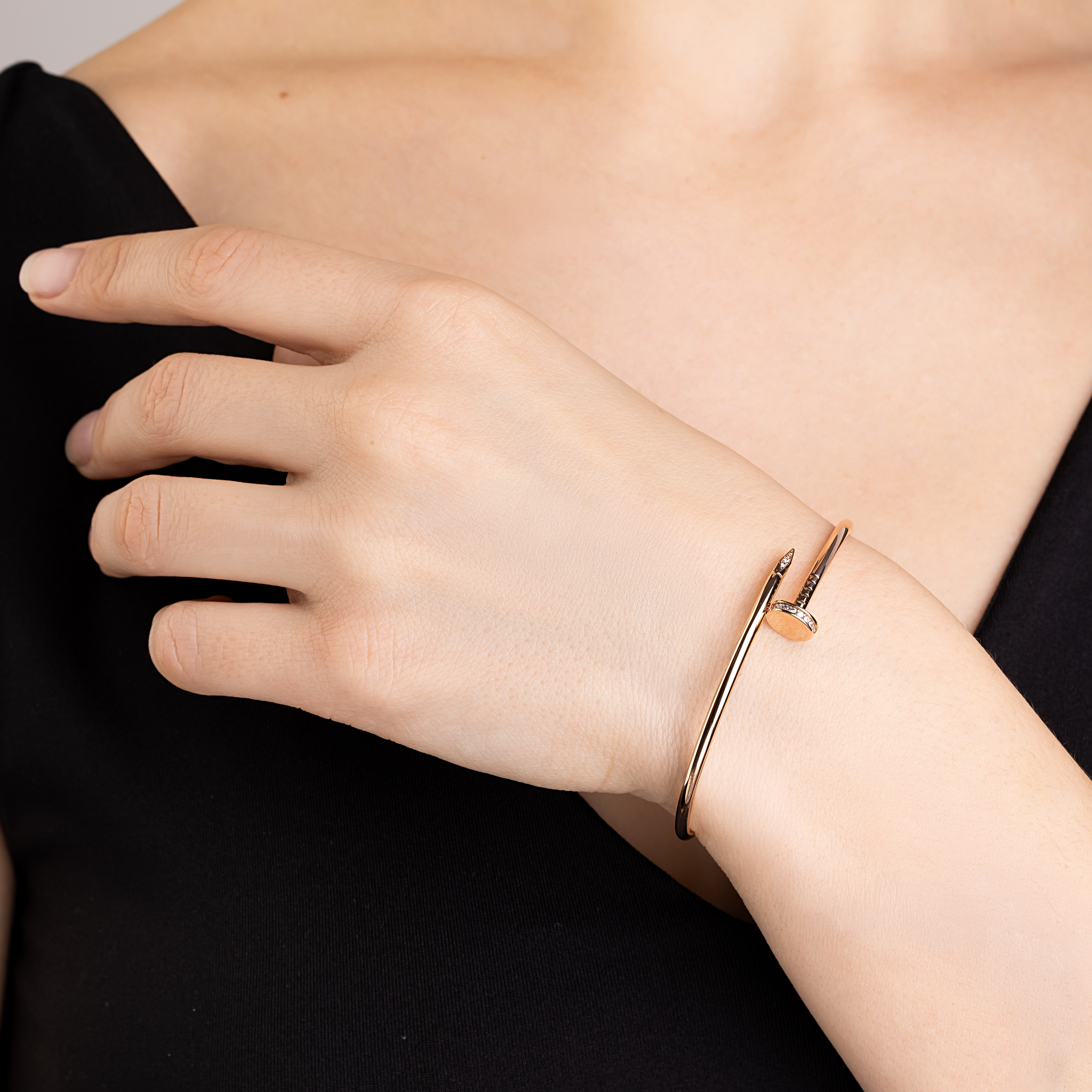 картинка Жорсткий браслет "Цвях" із червоного золота з фіанітами, 10530516